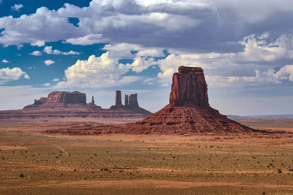 Zataženo západ slunce krajina na Monument Valley, Arizona, Usa — Stock fotografie