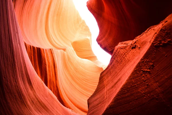 Pouštní vlněním na kaňon poblíž stránky, Arizona. — Stock fotografie