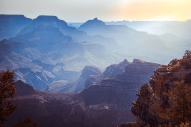 Grand Canyon Milli Parkı 'nda gündoğumu sabahı. Sis güzel manzara