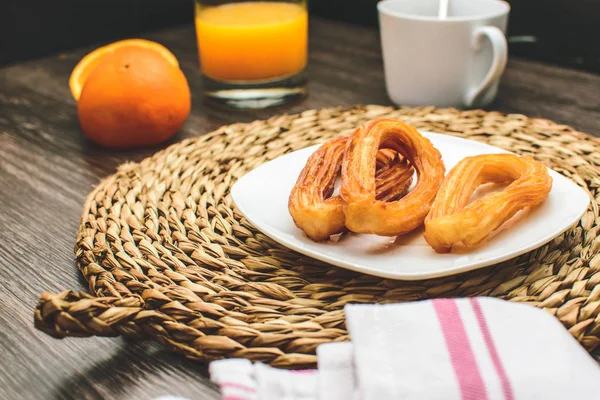 Lezzetli İspanyol churros, portakal suyu, kahve kahvaltı. Turuncu dilimlenmiş.