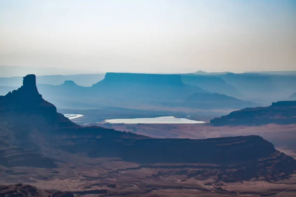 Dead Horse Point Eyalet Parkı'nda gün doğumu sabahı. Sis güzel manzara