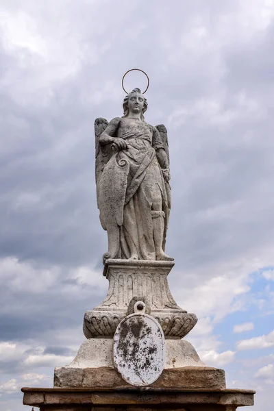 Roma köprüsünde San Rafael Archangel heykeli