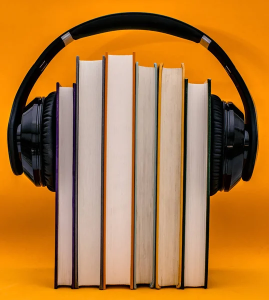 Konsep buku suara. Headphone diletakkan di atas buku — Stok Foto