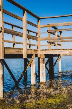 Göl, nehir ya da bataklıkta tahta iskele izleyiciler ve kuş gözlemcileri ya da balıkçılar için.