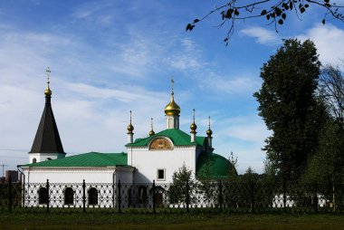 Taş kilise küçük bir şapel ve 5 altın kubbe ile beyaz