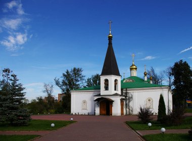 Taş kilise küçük bir şapel ve 5 altın kubbe ile beyaz