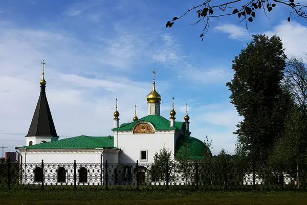 Taş kilise küçük bir şapel ve 5 altın kubbe ile beyaz