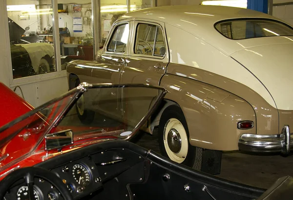 Eski Sovyet küçük araba bej onarım ve restorasyon için garaja