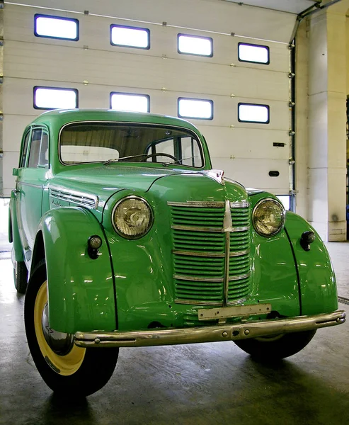 Old Soviet Small Green Car Garage Repair Restoration — Stock Photo, Image