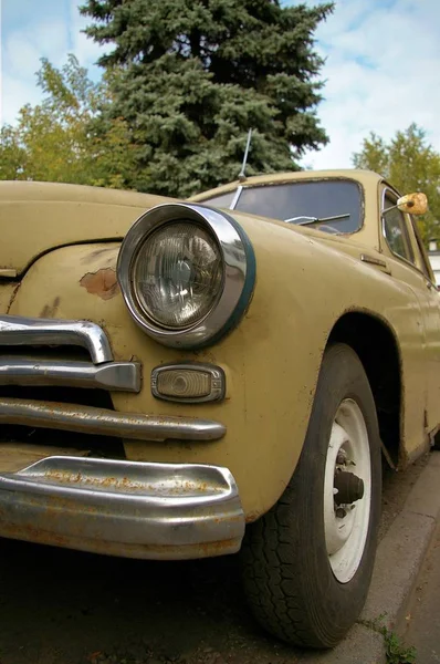 Old Soviet Small Car Beige Street Waiting Repair Restoration Repair — Stock Photo, Image