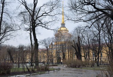 Rusya, Sankt-Petersburg. Kış gününde yakındaki bir parkta Admiralty görünümü