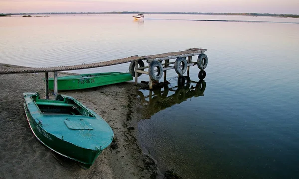 在伏尔加河岸边的老船 在一个夏季傍晚的一个木码头旁边 — 图库照片