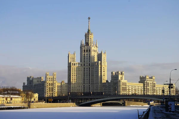 Güzel bir güneşli kış gününde Kotelnicheskaya setin Moskova'da bina yüksek katlı mimarisini