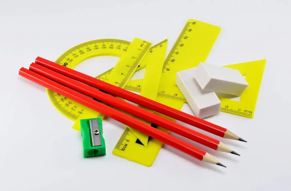 Beyaz bir arka plan üzerinde silgi ve kalemtıraş çizim için satırlar.