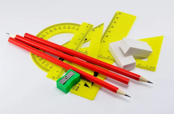 Beyaz bir arka plan üzerinde silgi ve kalemtıraş çizim için satırlar.