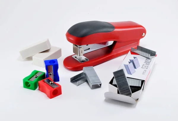 Office Zımba ve Tel zımba zımba, silgi ve beyaz arka plan üzerinde bileme makineleri.