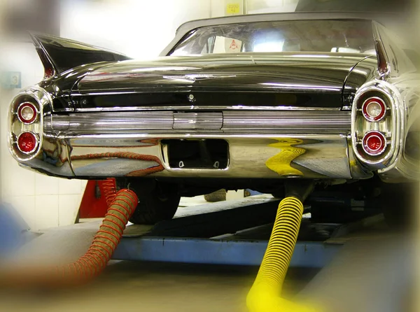 Onarım ve restorasyon için garajda eski klasik siyah araba.