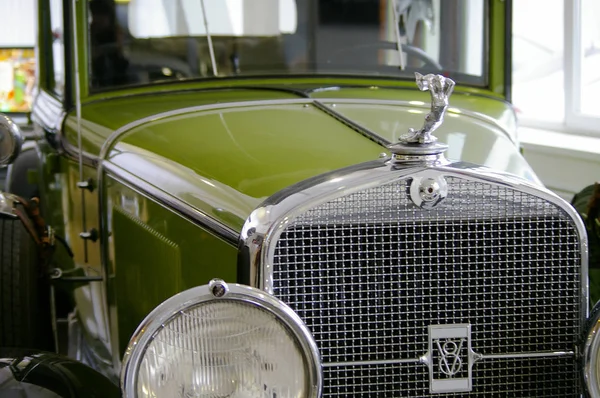 Onarım ve restorasyon için garajda eski klasik yeşil araba.