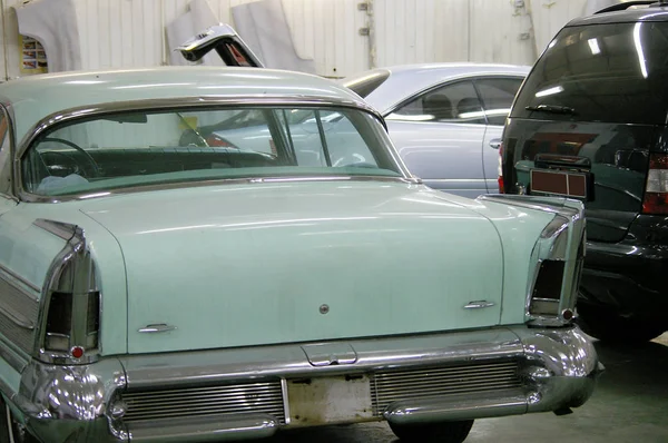 Velho Carro Verde Clássico Garagem Para Reparação Restauração — Fotografia de Stock