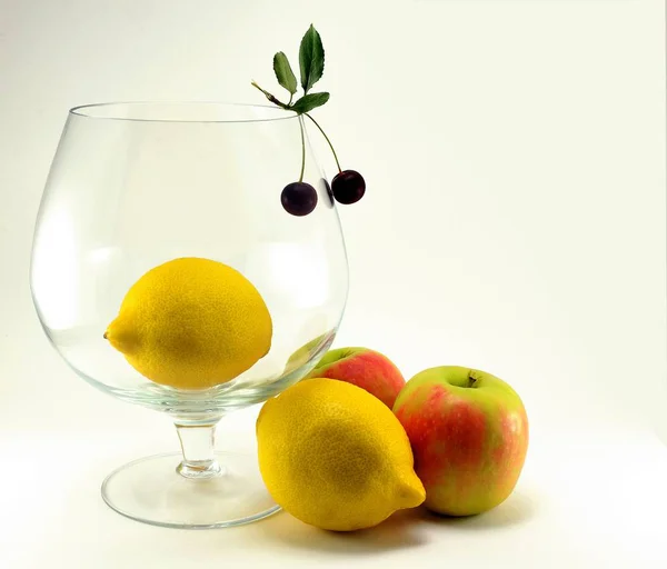 Taze, Olgun meyve ve şeffaf bir vazo.