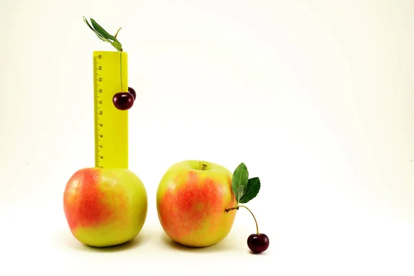 Beyaz arka planda taze, Olgun meyve ve ölçme cetvel.