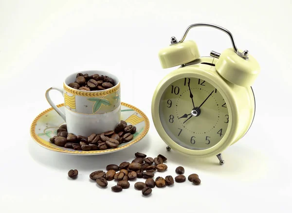 Relógio Alarme Bege Estilo Antigo Com Setas Pretas Grãos Café — Fotografia de Stock