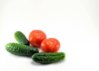 Olgun kırmızı domates ve salatalık bahçeden.