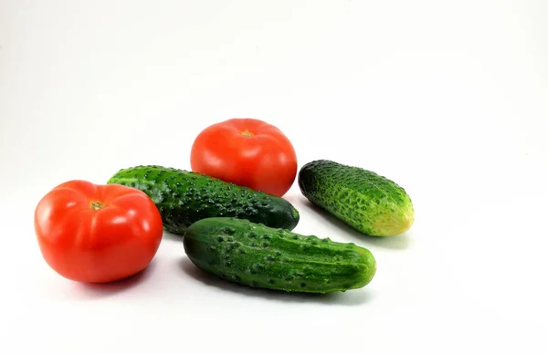 Olgun kırmızı domates ve salatalık bahçeden.