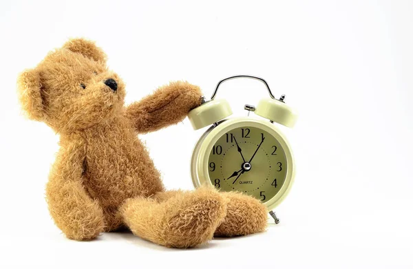Juguete oso de peluche marrón y reloj despertador beige, sobre fondo blanco . — Foto de Stock