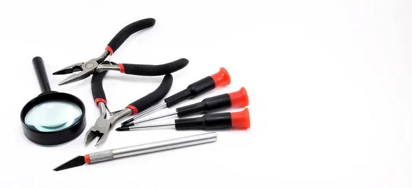 Küçük için araçlar kümesi, evde, beyaz bir arka plan üzerinde onarır.