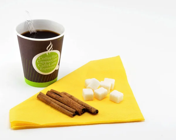 Şeker ve tarçın, sarı peçeteye ile tek kullanımlık bir fincan sade kahve.