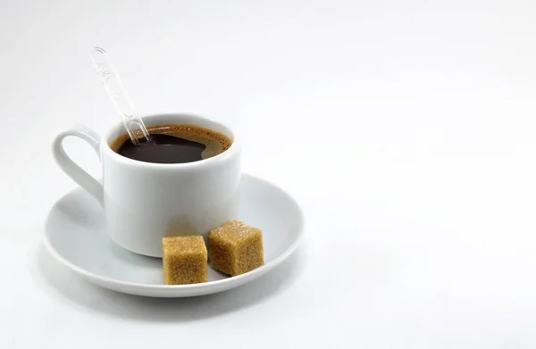 Şeker, beyaz bir arka plan üzerinde beyaz porselen fincan sade kahve.
