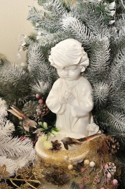 Frost ile bir melek ve kuşların bir heykelcik Noel dekorasyonu proteinler ile kaplı.