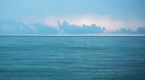 Sakin Karadeniz, mavi gökyüzü ve ufuk görünümünü gün güneşli yaz.