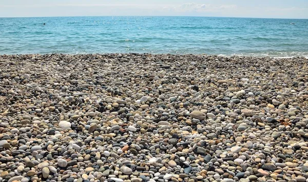 Sakin Karadeniz, mavi gökyüzü plaj ve ufuk, görünümünü gün güneşli yaz.