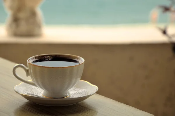 Filiżankę Czarnej Kawy Stole Letniej Kawiarni Plaży Zbliżenie — Zdjęcie stockowe