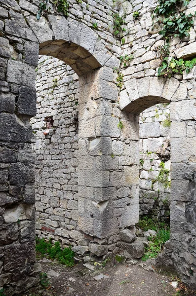 Dağın tepesinde moss ile büyümüş eski kale kalıntıları