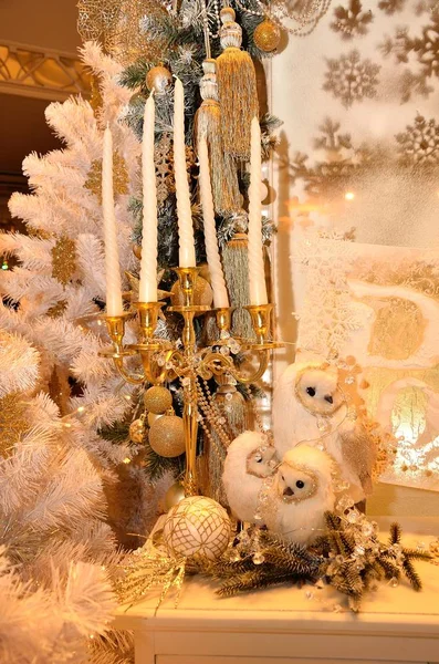 Yeni yıl'ın yükleme bir şamdan ve oyuncaklar arka plan beyaz bir Noel ağacı üzerinde.