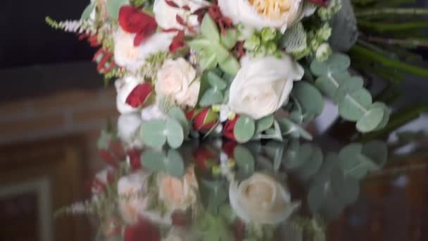 Menyasszonyi csokor a tükörkép mozog felfelé — Stock videók