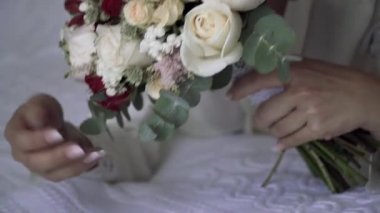 Gelin düğün buket al ve bunu düzeltir. Hassasiyet. Ağır çekim