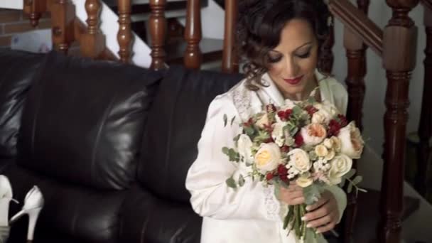 Sposa Guarda Bouquet Nozze Telecamera Movimento Rallentatore — Video Stock