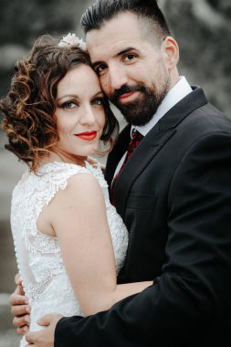 Gelin ve damadın birbirlerine karşı eğildi. Kameraya bak. Aşık gülümseyen.