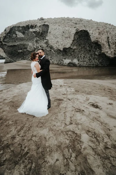 Casal Casamento Adorável Abraçando Praia Amor — Fotografia de Stock