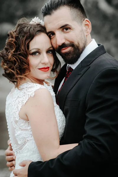 Bride Groom Leaned Each Other Look Camera Smiling Love — Stock Photo, Image