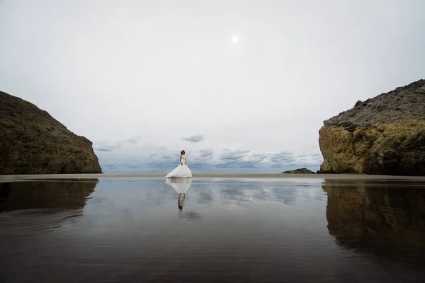 Sposa Cammina Sulla Spiaggia Riflessa Nell Acqua Del Mare Vista — Foto Stock