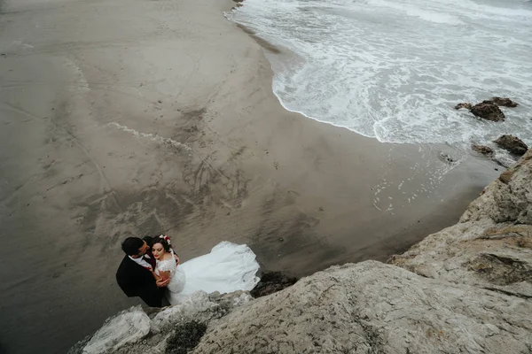 迷人的婚礼情侣拥抱在沙滩上 从上面看 新郎新娘拥抱 — 图库照片