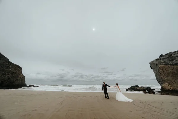 Noiva Noivo Estão Andando Longo Praia Vista Panorâmica Vai Mãos — Fotografia de Stock