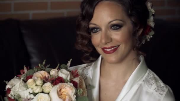 Bruid Bruiloft Bouquet Kijkt Corrigeert Het Tederheid Snuiven Een Boeket — Stockvideo