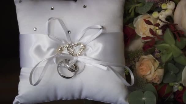 Anéis Casamento Uma Almofada Branca Perto Buquê — Vídeo de Stock