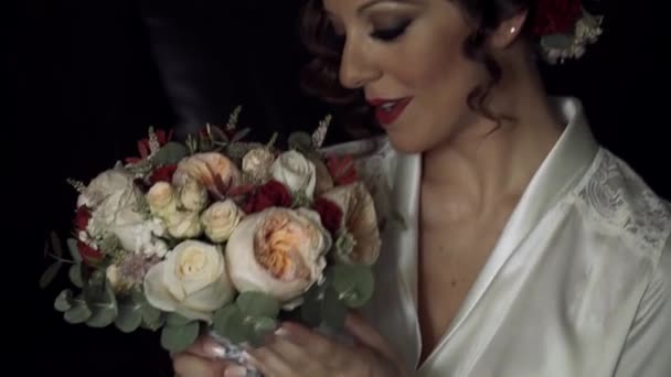 Novia Mira Ramo Bodas Corrige Ternura Huele Ramo Movimiento Lento — Vídeo de stock